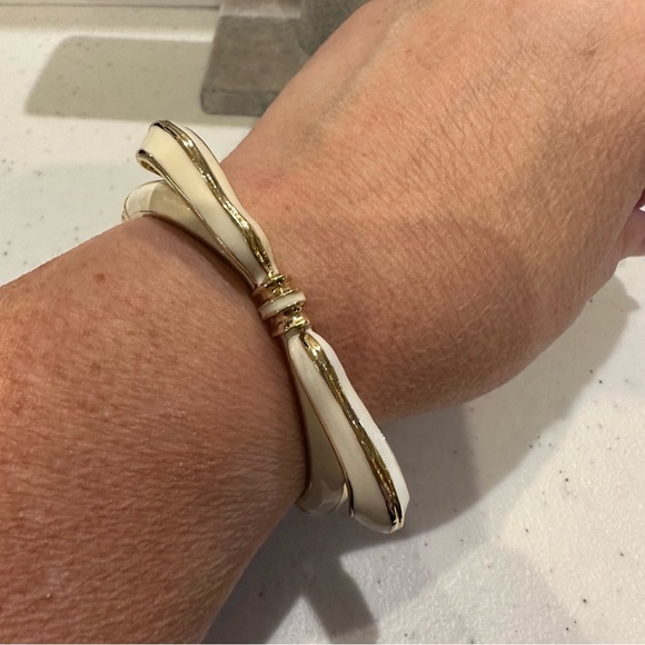 NWT Sequin by Nordstrom Clamper Bracelet- Bow in gold tone & ivory enamel - Picture 3 of 11